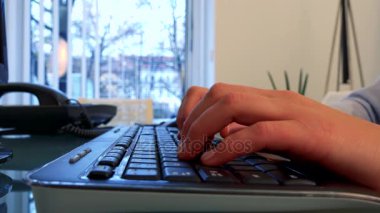 Bir kadın bir ofiste - closeup el ve klavye üzerinde bir bilgisayarda çalışıyor