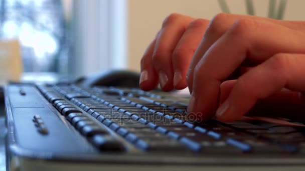 Женщина работает за компьютером в офисе - крупным планом на руках и клавиатуре — стоковое видео