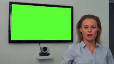 Kameranın yeşil televizyon ekran arka planda genç, güzel bir kadın konuşuyor