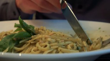 Bir adam bir restoranda - closeup çanak üzerinde makarna yiyor