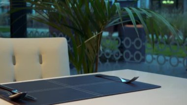 Bıçak ve çatal bir restoranda boş bir tablo üzerinde hazırlanan