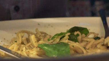 Yaprakları - portre ile makarna üzerine tuz düşüyor