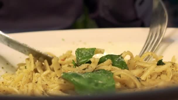 Een man begint te eten van pasta - close-up op de schotel — Stockvideo