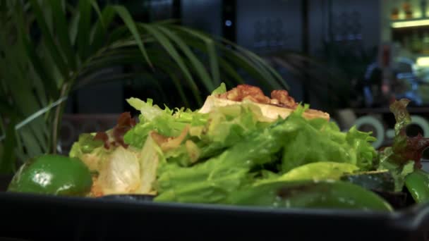 Una ensalada con nueces en una mesa en un restaurante — Vídeos de Stock