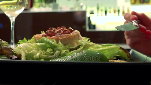 Um cliente em um restaurante come uma salada - close-up no prato — Vídeo de Stock