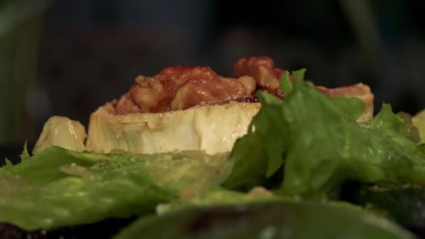 Соль падает на салат с орехами - крупным планом — стоковое видео