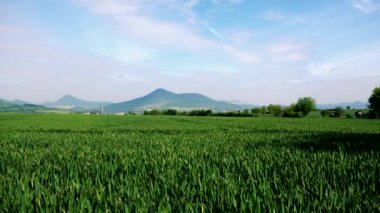 Bir alan - bir kırsal, dağlar ve arka planda gökyüzü