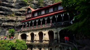 Prague, Çek Cumhuriyeti - 21 Mayıs 2016: bir büyük bir tarafta, ağaçlar diğer - taş bina, insanlar köprünün yürümek