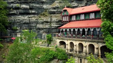 Prague, Çek Cumhuriyeti - 21 Mayıs 2016: bir rock, bir ağaç ön planda - üstten görünüm yakınındaki bir orman Restoran