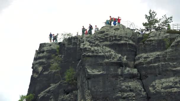 人々 が崖の縁に立つ — ストック動画
