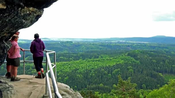 崖の上への経路上のプラハ, チェコ共和国 - 2016 年 5 月 21 日: 人の話 — ストック動画