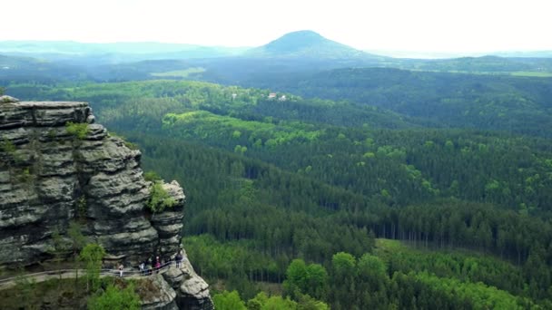 Una vasta área forestal, una roca a la izquierda, colinas y el cielo brillante en el fondo - vista superior — Vídeos de Stock