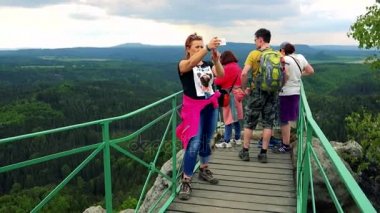 Prag, Çek Cumhuriyeti - 21 Mayıs 2016: İnsanlar üst kısmında bir kayanın arkasında korkuluk, bak burada dikilip fotoğraf çekmek