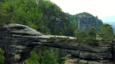 Köprü şeklinde kaya, uçurumlar içinde belgili tanımlık geçmiş