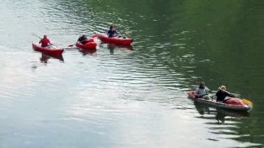 Prague, Çek Cumhuriyeti - 21 Mayıs 2016: Canoeists raket aşağı bir nehir - Üstten Görünüm