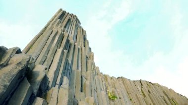 Tek sıra halinde bazalt taş ve parlak mavi gökyüzü