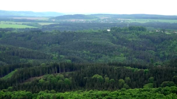 Uma vasta e espessa área florestal, colinas e o céu brilhante no fundo vista superior — Vídeo de Stock