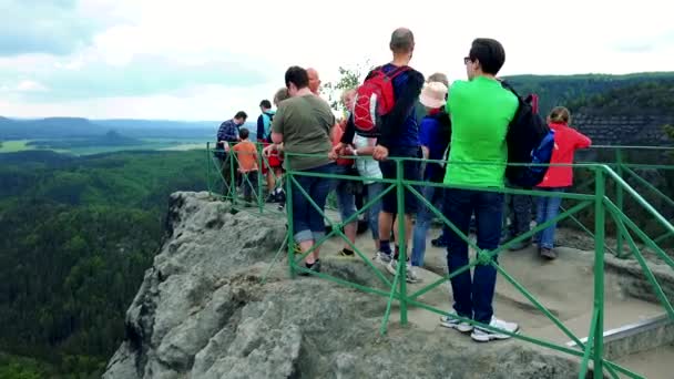 PRAGA, REPUBBLICA CECA - 21 MAGGIO 2016: Gli escursionisti si trovano sulla cima di una roccia dietro la ringhiera e ammirano il panorama — Video Stock
