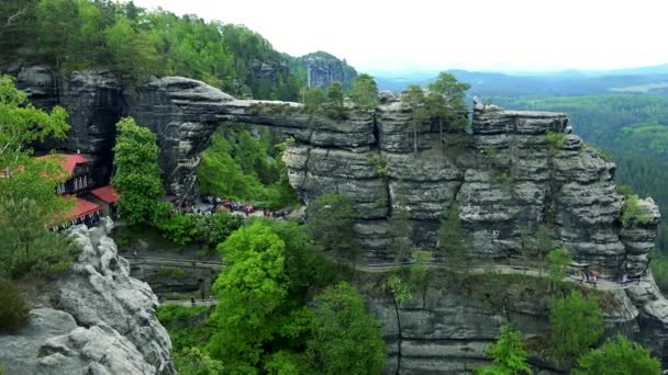 Rocas en un bosque, un edificio entre ellos - vista superior — Vídeos de Stock