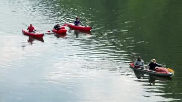 Prag, Tjeckien - 21 maj 2016: kanotister paddla ner en flod - ovanifrån — Stockvideo
