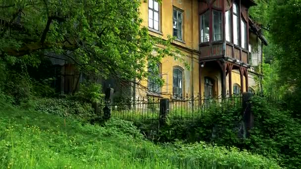 PRAGUE, CZECH REPUBLIC - MAY 21, 2016: An old-fashioned house on the edge of a forest — Stock Video