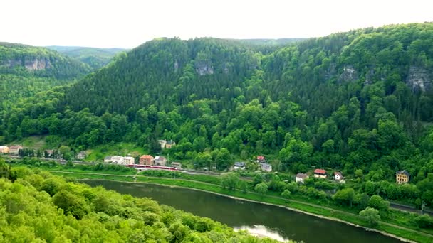 Un pueblo cerrado con un bosque y rocas - vista superior — Vídeos de Stock