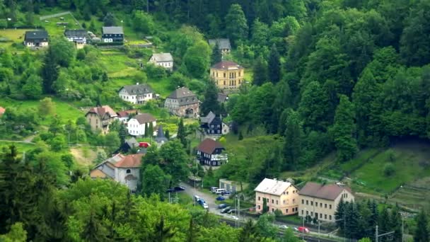 Ein von Wald und Felsen umgebenes Dorf - Draufsicht — Stockvideo