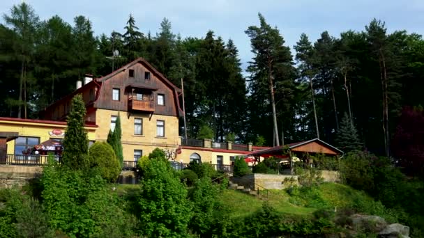 Prague, Tsjechië - 21 mei 2016: een restaurant in een landelijk gebied — Stockvideo