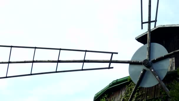 Stále větrný mlýn, na světlé obloze v pozadí — Stock video