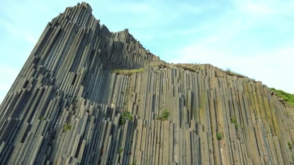 En hög kolumner basalt sten — Stockvideo