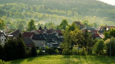 Küçük bir köy, bir orman içinde belgili tanımlık geçmiş - Üstten Görünüm