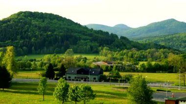 Bir yol üzerinden bir kırsal - mountainious manzara içinde belgili tanımlık geçmiş - Üstten Görünüm