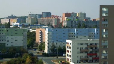 Renkli apartman binaları bir şehir, bir kavşak ve ağaçlar sokakta, gri gökyüzü içinde belgili tanımlık geçmiş - Üstten Görünüm