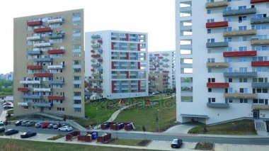 Renkli apartman binaları konut projesi, park etmiş arabaların ön planda, içinde belgili tanımlık geçmiş - üstten görünüm parlak gökyüzü olan yol