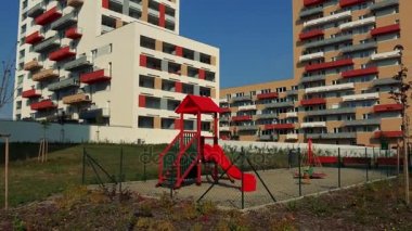 Bir konut projesi, renkli apartman binaları ve arka plan mavi gökyüzünde bir çit Bahçesi