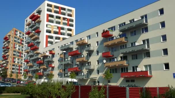 Flerbostadshus i ett stadsområde, klarblå himmel i bakgrunden — Stockvideo