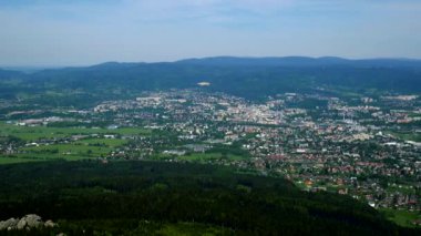 Bir orman içinde belgili tanımlık geçmiş - üstten görünüm mavi gökyüzüne çevrili küçük bir kasaba
