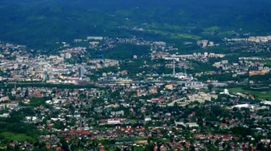 Küçük bir kasabada bir orman alanı - Üstten Görünüm