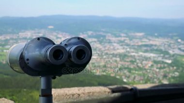 Gezi dürbün kamera, bir kasaba ve bulanık arka planda bir orman TemizlikFleksibl ile