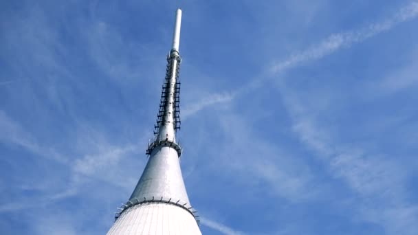 O topo de uma torre de televisão branca, o céu azul brilhante no fundo — Vídeo de Stock