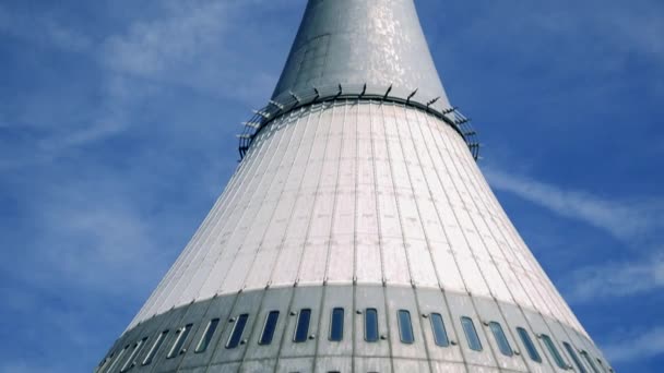 Een hoge witte televisie toren van beneden, de heldere blauwe hemel in de achtergrond — Stockvideo