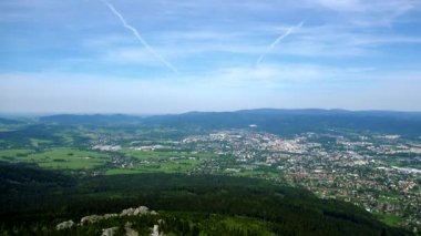 Bir orman içinde belgili tanımlık geçmiş - üstten görünüm parlak mavi gökyüzü çevrili küçük bir kasaba