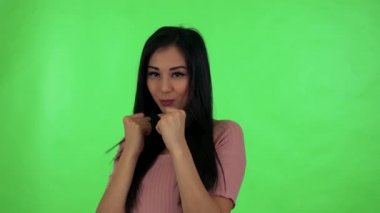 Asyalı kadın dövüş pozlar yapıyor 