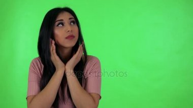 Asyalı kadın etrafa 