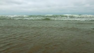 Deniz yüzeyi bulutlu gün