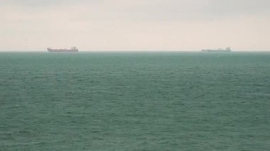 Deniz yüzeyi ile gemi yelken