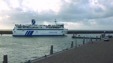 Bir tekne yolcu dolu bir kıyıya bırakır