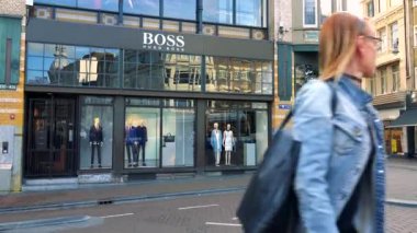 İnsanlar meşgul sokakta yürürken, insanlar