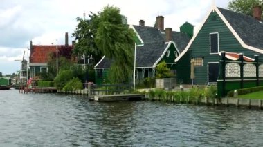 Geleneksel evleri bir nehir tarafından arıyorsunuz 