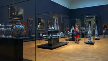 Sergiler arayan kişi 